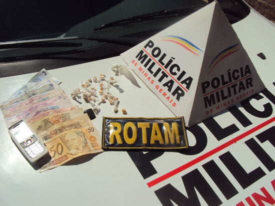 Rotam apreende 59 invólucros de crack, maconha e cocaína
