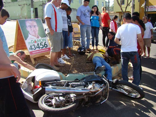 Menor na contramão provoca acidente com motocicletas