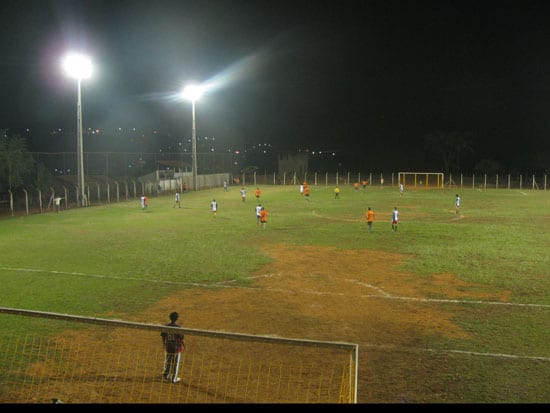 Santa Bárbara entrega nova iluminação do estádio do São Vicente