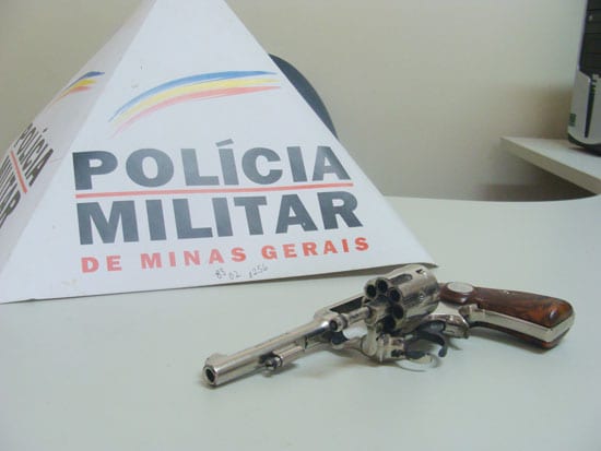 Após denúncia anônima, Rotam apreende arma no Nova Vista