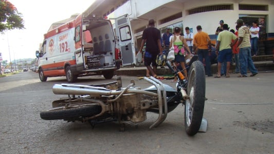 Motorista atravessa cruzamento e provoca colisão com motocicleta
