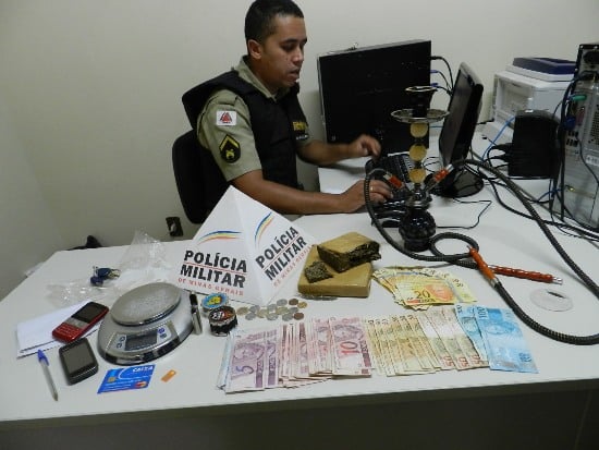 PM apreende mais de um quilo de maconha com menores