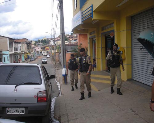Bandido armado assalta farmácia no bairro Juca Rosa