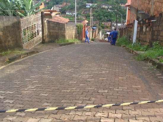 Caminhão afunda no bairro Madre Maria de Jesus