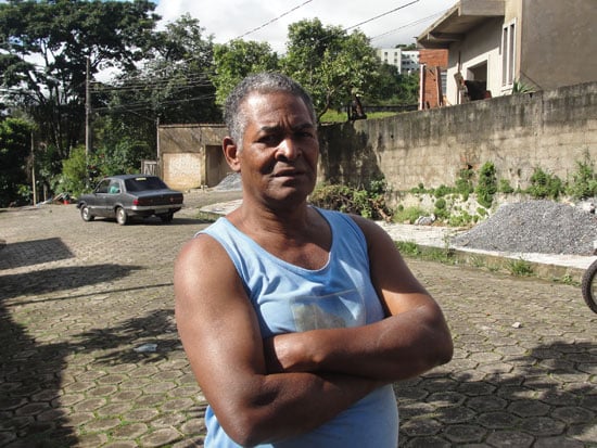 Aposentado sobe em telhado e é atingido por bala perdida