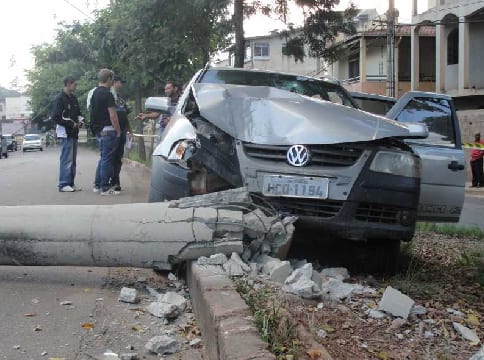 Homem cochila ao volante e derruba dois postes na Vila São Geraldo