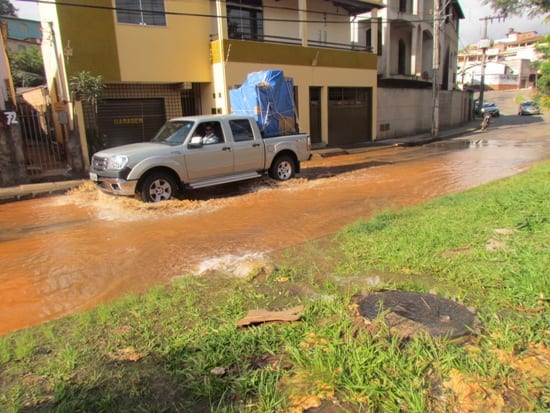 Vazamento de água afeta moradores do São Geraldo