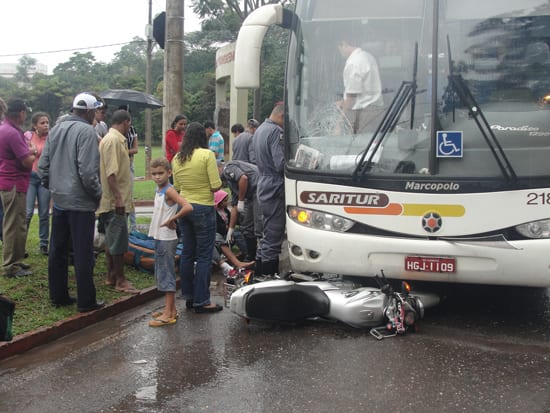 Inabilitado invade cruzamento de moto e é atingido por ônibus no Areão