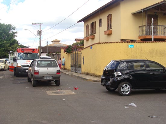 Empresária levada ao Pronto Socorro após batida de carro