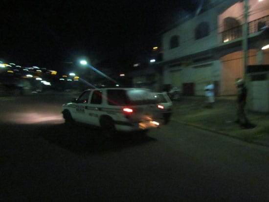 Rapaz escapa de tiros e seus pais quase são atingidos enquanto assistiam TV