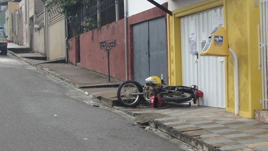 Mulher bate moto em caixa de correio, deixa garupa agonizando e foge