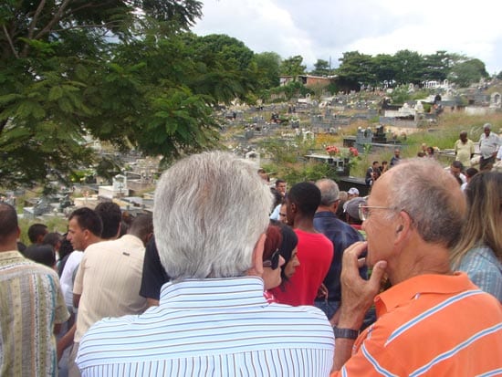 Tristeza e dor no sepultamento de pai e filhos mortos em acidente