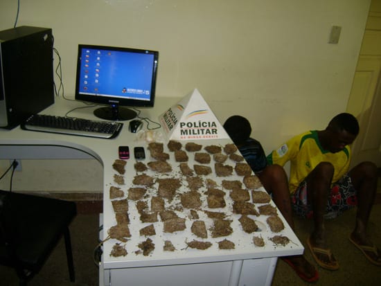 PM prende homem e apreende menor com um quilo e meio de maconha