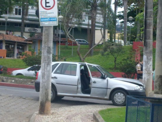 Carro sem motorista bate em poste próximo à FCCDA