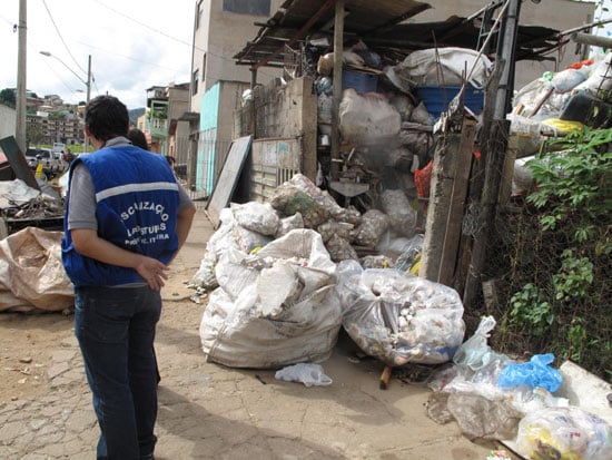 Fiscalização municipal fecha ferro-velho no bairro Praia