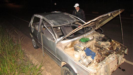 Três pessoas ficam feridas em capotamento na AMG 900