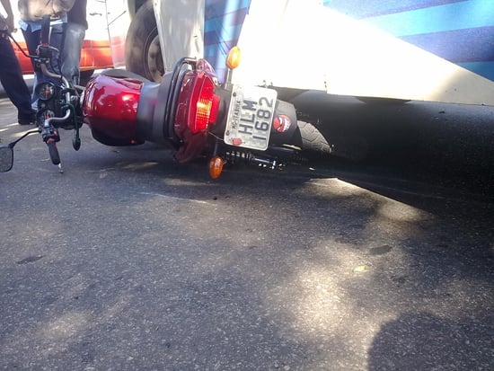 Motoqueiro se envolve em acidente com ônibus da Cisne e fratura perna