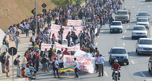 Moradores do Drummond participam de protesto dos sem-teto em Belo Horizonte