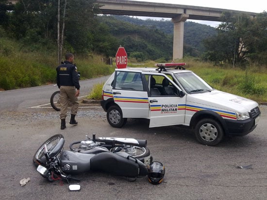 Sem habilitação, motoqueiro foge da PM, cai e é preso