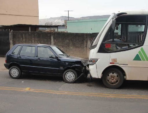 Mulher perde o controle de Uno, invade contramão e bate de frente com micro-ônibus