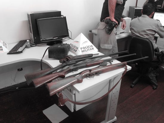 PM prende homem com três armas em casa na zona rural de Santa Maria de Itabira