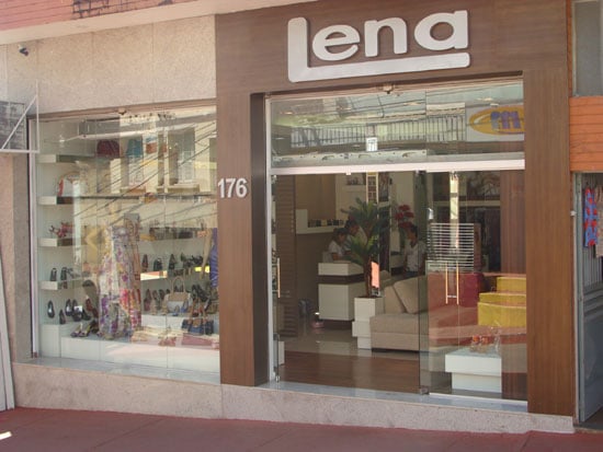 Lena Moda Festas e Calçados reinaugura loja e apresenta novidades