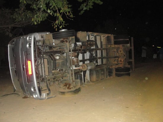 Caminhão com 80 porcos abatidos capota na estrada de Itabira a Santa Maria