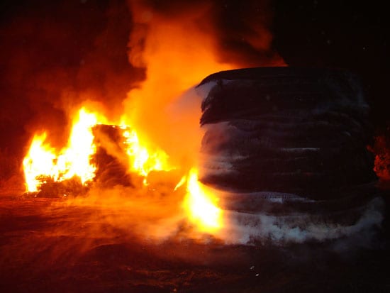 Incêndio atinge talões de pneus no Distrito Industrial