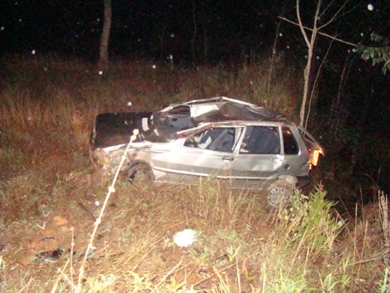 Uno cai em ribanceira e quase é esmagado por caminhão sem motorista