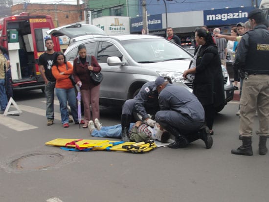 Mulher de 63 anos é atropelada por Honda CR-V na João Pinheiro