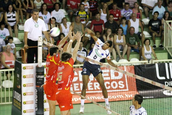 Sada Cruzeiro vence Cimed no tie-break e chega a nove vitórias