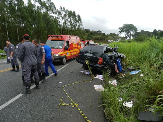 Acidente entre carro de passeio e caminhão fere três pessoas na BR-381, próximo ao trevo de Itabira