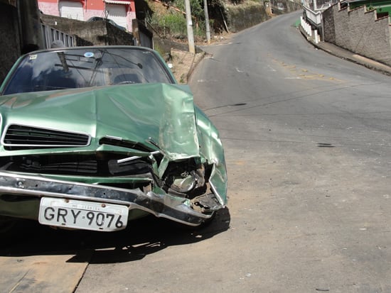 Caminhão volta de ré em subida e destrói frente de Chevette no Moinho Velho