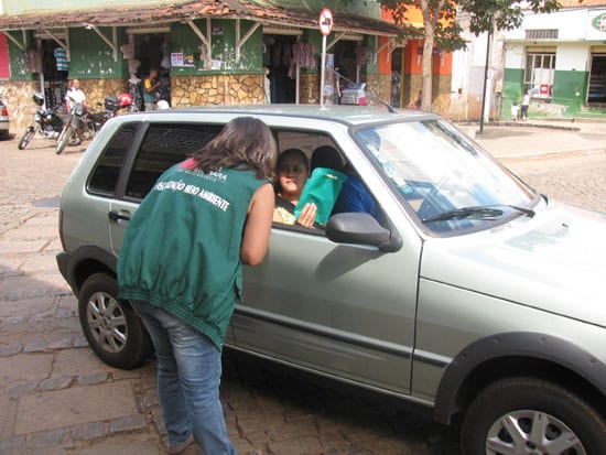 Santa Bárbara faz blitz para conscientização da coleta seletiva