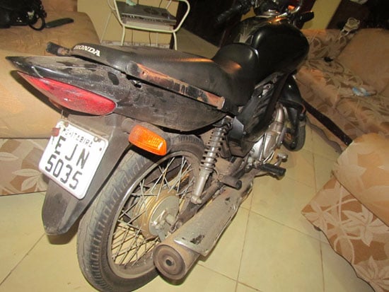 Moto furtada é encontrada pelo alarme; suspeito é preso pendurado em árvore