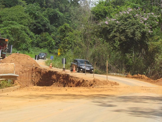 Afundamento em estradas exige atenção dos motoristas