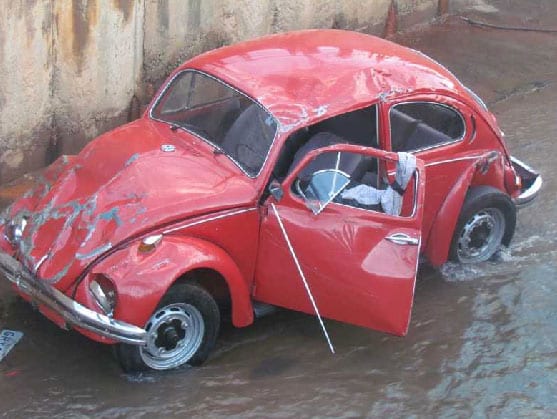 Fusca capota dentro do canal do Praia