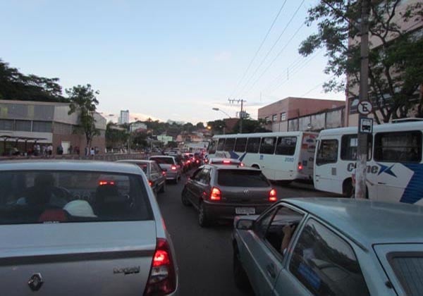 Trânsito complicado no centro de Itabira no início da noite dessa segunda-feira