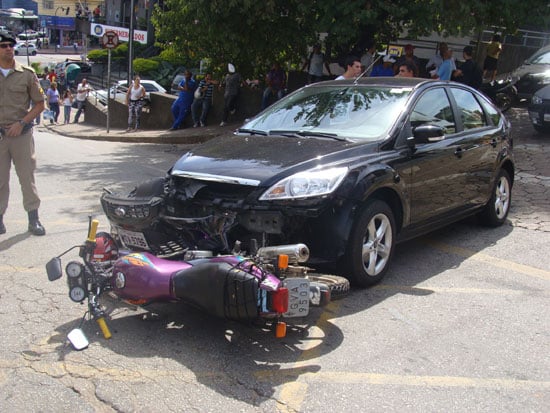 Motoqueiro sofre fratura na perna ao ser atingido por carro em cruzamento