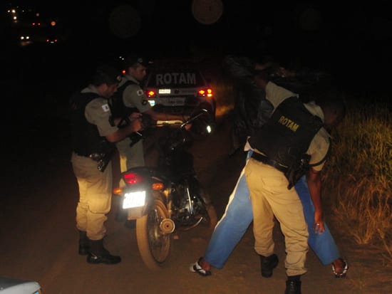 Jovem de 23 anos leva três tiros nas costas no Pedreira