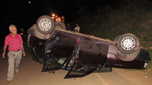 Aposentado capota carro após sair de curva na MG 129