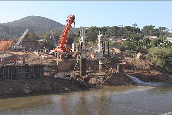 Começa a montagem das pontes sobre o rio da Velhas