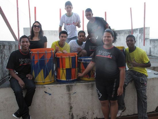 Meninos de Minas participam de oficina de confecção de instrumentos com André Taques
