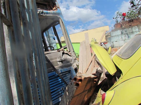 Ônibus escolar perde freio, bate em muro e fere crianças