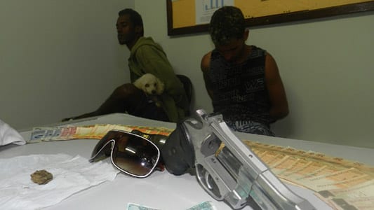 Dois homens são presos no Barreiro com arma e droga