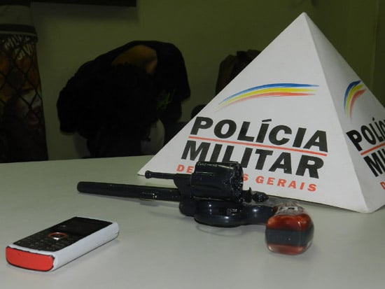 Polícia prende homem e apreende adolescentes em carro furtado