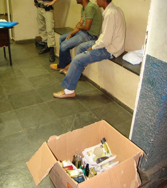 Irmãos são presos vendendo perfumes sem nota fiscal