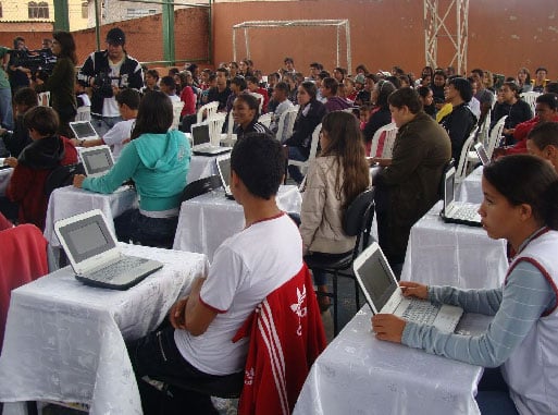 Estudantes da rede pública recebem computadores portáteis