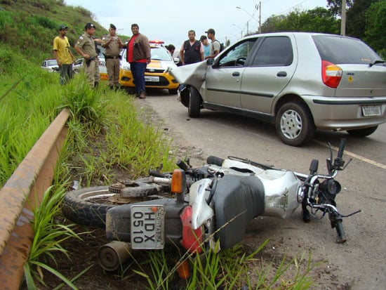 Palio invade pista contrária, atinge moto e fere duas pessoas