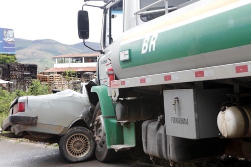 Três morrem na BR-381, após batida entre Opala e caminhão